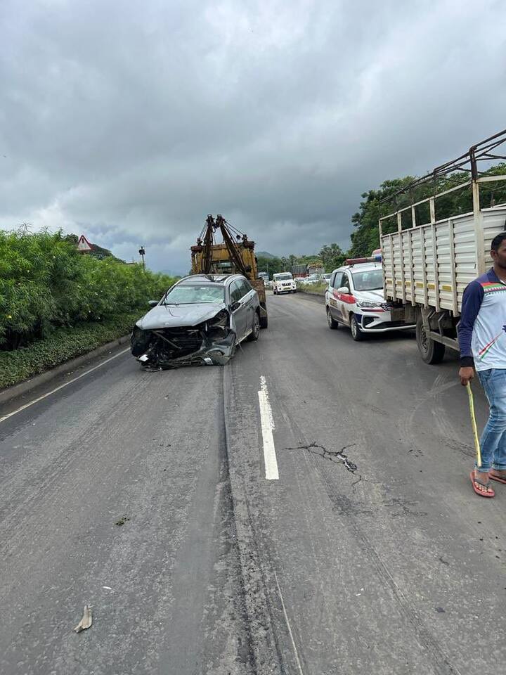 रविवारी दुपारी सव्वातीन वाजल्याच्या सुमारास अहमदाबातवरुन ते मुंबईला येत होते. त्यावेळी हा अपघात झाल्याची माहिती आहे.