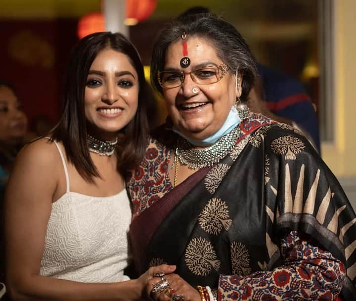 গানের কথায় কথায় জড়ানো প্রেম, সঙ্গীতে খুঁজে না পাওয়ার ভয় আবার আনন্দ, সব মিলিয়ে কলকাতার ফ্রেমে নস্ট্যালজিয়া জড়িয়েছেন দেব-ইশা।