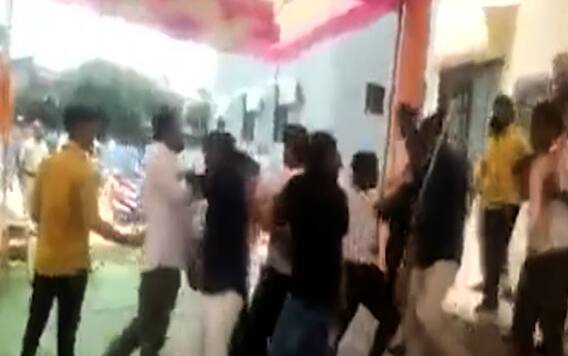 મહારાષ્ટ્રમાં આ બે રાજકીય જુથના કાર્યકર્તાઓ વચ્ચે થઈ છુટ્ટાહાથની મારામારી, જોઈ લો આ વીડિયો
