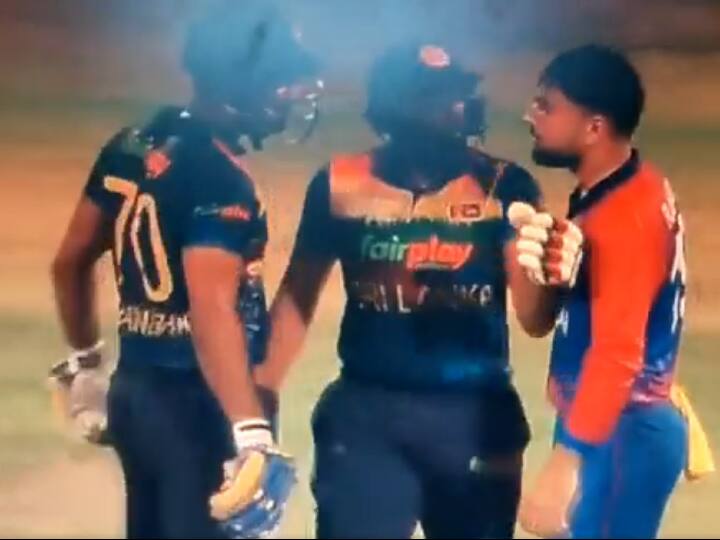 Asia Cup 2022 Rashid Khan engage in heated fight with Danushka Gunathilaka during AFG vs SL Super Four Match Watch: लगातार चौके-छक्के पड़े तो बौखला गए राशिद खान, बीच मैदान में श्रीलंकाई बल्लेबाज से उलझे