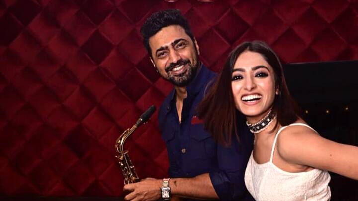 দেব জানালেন, এই ছবির একটা খুব গুরুত্বপূর্ণ অংশ খাওয়া। শ্যুটিং করতে গিয়ে নাকি প্রচুর স্ট্রিটফুড খেয়েছেন দেব-ইশা।