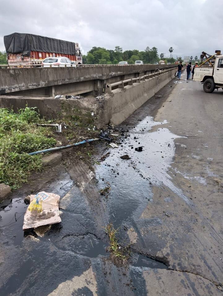 अपघात झाल्यानंतर यामध्ये जागीच दोघांचा मृत्यू झाला तर इतर दोघांना रुग्णालयात दाखल करण्यात आलं.