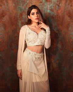 Nikki Tamboli Pics: आइवरी कलर की ड्रेस पहने कहर ढाती दिखीं निक्की तंबोली, खूबसूरत अंदाज़ जीत लेगी दिल