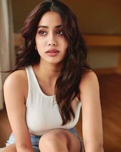 Janhvi Kapoor: જાહ્નવી કપૂરે વ્હાઈટ ક્રોપ અને ડેનિમ શોર્ટ્સમાં કરાવ્યું હોટ ફોટોશૂટ, ફોટો થયા વાયરલ