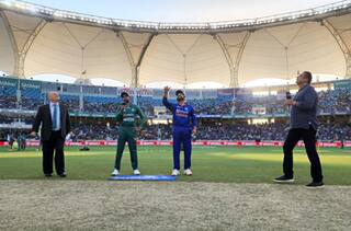 IND vs PAK: ટોસ દરમિયાન રવિ શાસ્ત્રીએ કરી આ મોટી ભૂલ, ટ્વીટર પર થયું ટ્રેન્ડ, વીડિયોમાં જુઓ શું થયું...