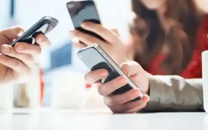 বেশি সময় ফোন ব্যবহারে বেশি সুযোগ পাচ্ছে হ্যাকাররা। অনেক ক্ষেত্রে আপনার ফোন হ্যাক করে ফোনের ডেটার অপব্যবহার করছে তারা। এমনকী আপনার ফোনের তথ্য নিয়েই ব্ল্যাকমেইল করা হচ্ছে আপনাকে।