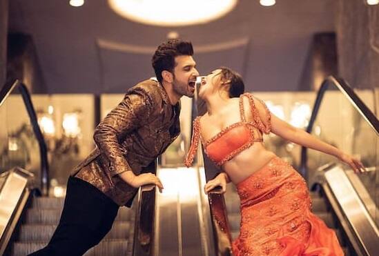 બી-ટાઉનના ફેમસ કપલ કરણ કુન્દ્રા અને તેજસ્વી પ્રકાશ દરરોજ ચર્ચામાં રહે છે. તાજેતરમાં બંન્નેની લેટેસ્ટ તસવીરો સોશિયલ મીડિયા પર વાયરલ થઇ છે. જેમાં કરણ અને તેજસ્વી એકબીજાને લિપ લોક કરતા જોવા મળી રહ્યા છે.