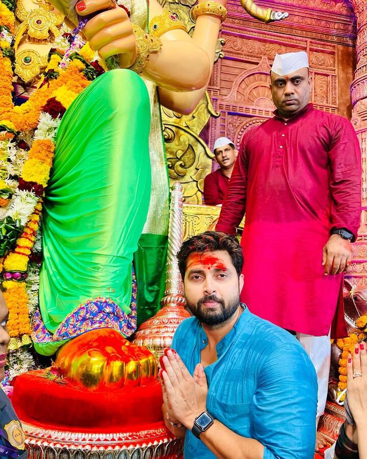 तस्‍वीरों में मोनालिसा और उनके पति विक्रांत को बप्‍पा का आशीर्वाद लेते और पूजा-अर्चना करते देखा जा सकता है.