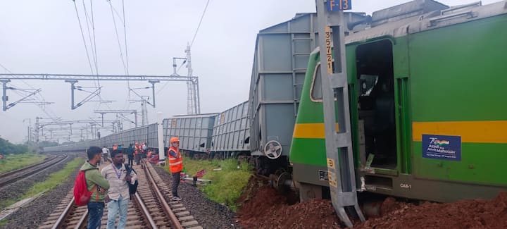 सोलापूरहुन पुण्याच्या दिशेने जाणारी मालगाडी करमाळा तालुक्यातील केम जवळ रुळावरून घसरली.