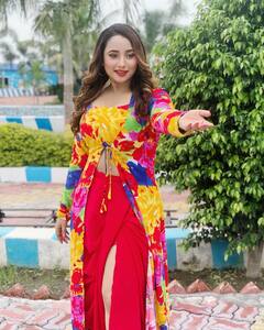 Bhojpuri News: सतरंगी लिबास में नजर आईं Rani Chatterjee, आखों में काला सुरमा लगाए एक्ट्रेस चुरा ले गईं महफिल की निगाहें