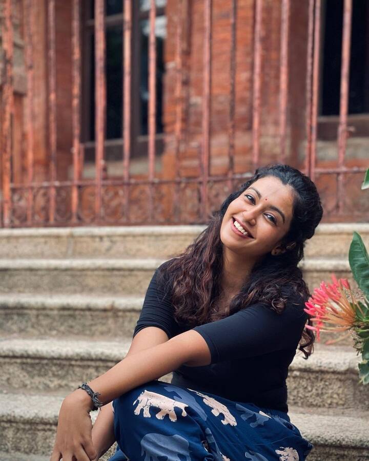 டக்க டக்க கொட்டும் இசையில் ஓ கே என் கண்மணி மடியில் !