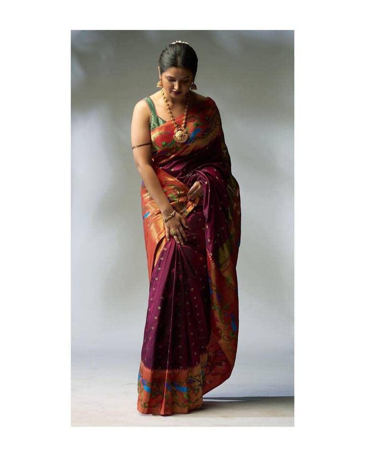 प्राजक्ताच्या फोटोवर नेटकरी लाईक्स आणि कमेंट्सचा वर्षाव करतात. (Prajaktta Mali/instagram)