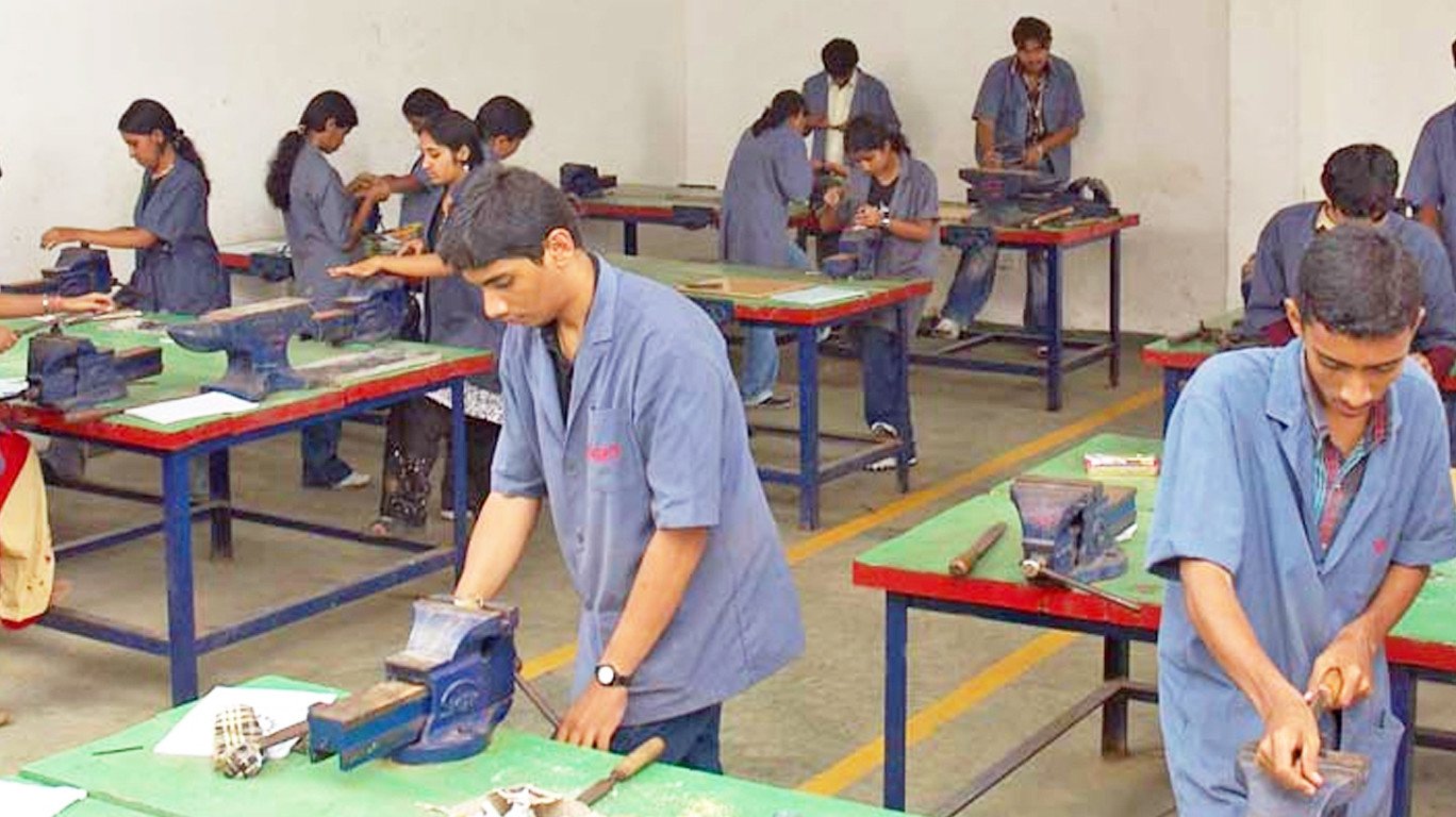 Vocational courses: மூட்டைப்‌ பூச்சிக்கு பயந்து வீட்டை கொளுத்துவதா? நல்ல திட்டங்களுக்கு மூடு விழா ஏன்?- ஓபிஎஸ் கேள்வி