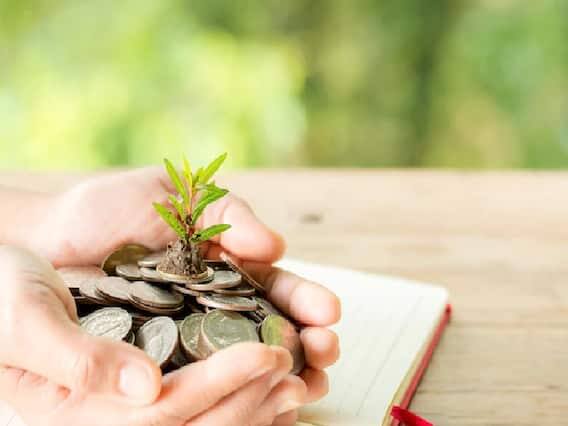 Fixed Deposit Rates: રિઝર્વ બેંક દ્વારા રેપો રેટ (RBI Repo Rate) માં સતત વધારાની અસર બેંકના થાપણ દરો (FD Rates) પર સ્પષ્ટપણે દેખાય છે. દેશની ઘણી મોટી બેંકોએ તાજેતરમાં જ તેમના એફડીના દરમાં વધારો કર્યો છે.