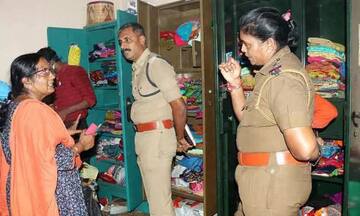 திருச்சி: பட்டப்பகலில் வீட்டின் பூட்டை உடைத்து 70 சவரன் நகை கொள்ளை! சிசிடிவியில் சிக்கிய இருவர்