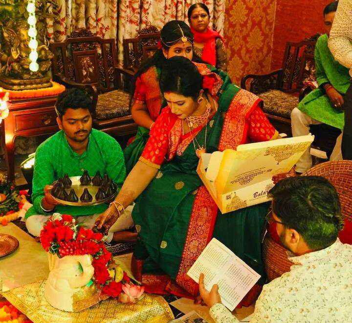 কার্যত ধুমধাম করে পালন হল গনেশ চতুর্থী। মেয়ে এবং শোভনকে সঙ্গে নিয়ে সেরেছেন পুজো। সেই ছবিই সোশাল মিডিয়ায় পোস্ট করলেন বৈশাখী।