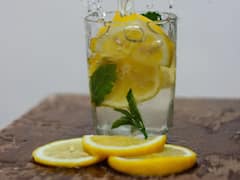 রোজ সকালে লেবু-মধু মেশানো গরম জল খাচ্ছেন, কতটা উপকারী এই পানীয়?