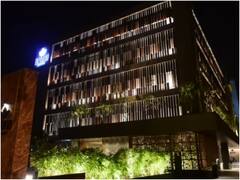 Lucknow Hotel Fire: लखनऊ के जिस होटल लेवाना में लगी भीषण आग, वह अंदर से ऐसा दिखता था, देखें तस्वीरें