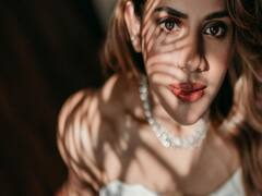 Actress Aishwarya Dutta: இறகை போலே அலைகிறேனே...வெள்ளை உடையில் தேவதை ஐஸ்வர்யா தத்தா!