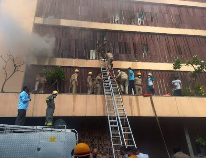 ਘਟਨਾ ਦੀ ਜਾਣਕਾਰੀ ਮਿਲਦੇ ਹੀ ਬਚਾਅ ਕਰਨ ਲਈ ਦਮਕਲ ਵਿਭਾਗ ਦੀਆਂ ਕਈ ਗੱਡੀਆਂ ਪਹੁੰਚ ਗਈਆਂ। ਉੱਥੇ ਹੀ ਲੋਕਾਂ ਦਾ ਬਚਾਅ ਕਰਨ ਲਈ ਖਿੜਕੀਆਂ ਤੇ ਐਂਮਰਜੈਂਸੀ ਗੇਟ ਨੂੰ ਤੋੜਿਆ ਗਿਆ।