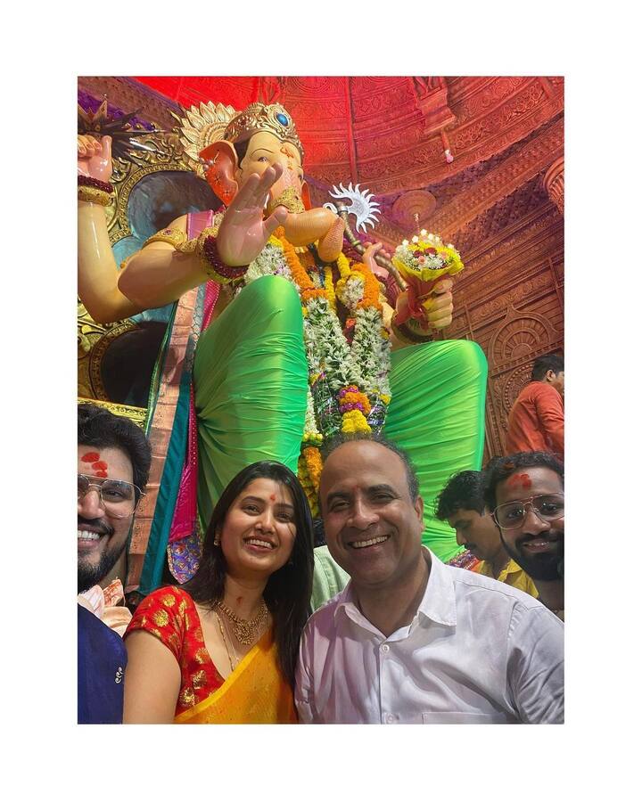 प्राजक्तानं हे फोटो शेअर करुन त्याला कॅप्शन दिलं, 'आणि यावेळी राजाचं दर्शन हास्यजत्रेच्या कुटूंबाबरोबर झालं. '(Prajaktta Mali/instagram)