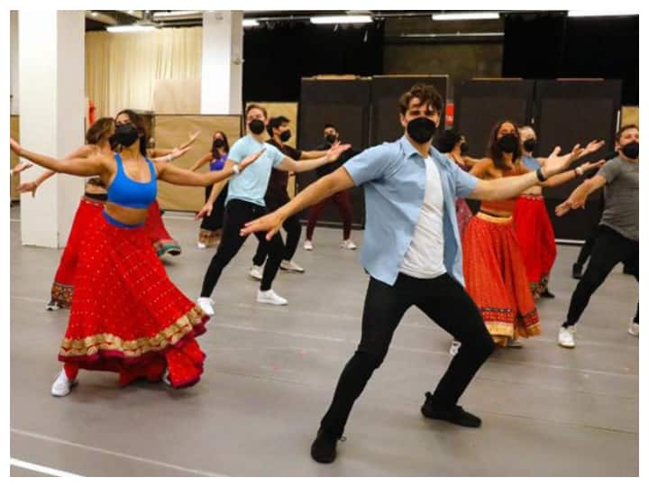 DDLJ Broadway Adaptation 'Come Fall in Love' Gets Standing Ovation, Vishal-Sheykhar Share Video DDLJ Broadway Adaptation 'Come Fall in Love' Gets Standing Ovation, Vishal-Sheykhar Share Video
