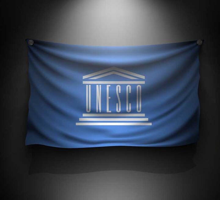 1994 ਵਿੱਚ, ਯੂਨੈਸਕੋ (UNESCO) ਨੇ ਅਧਿਆਪਕਾਂ ਦੇ ਸਨਮਾਨ ਵਿੱਚ 5 ਅਕਤੂਬਰ ਨੂੰ ਅਧਿਆਪਕ ਦਿਵਸ ਮਨਾਉਣ ਦਾ ਐਲਾਨ ਕੀਤਾ। ਪਰ ਕੁਝ ਦੇਸ਼ ਅਜਿਹੇ ਹਨ ਜੋ 5 ਸਤੰਬਰ ਨੂੰ ਅਧਿਆਪਕ ਦਿਵਸ ਮਨਾਉਂਦੇ ਹਨ।