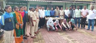 Nashik News : नाशिकमध्ये तस्कर आणि वन कर्मचाऱ्यांमध्ये झटापट, हवेत गोळीबारही, तस्करीचा डाव उधळला! 