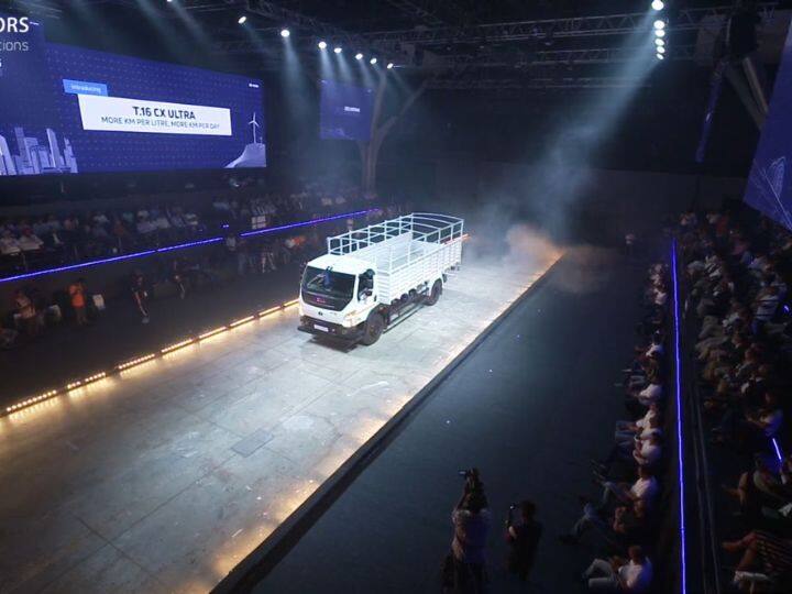 प्रसिद्ध वाहन उत्पादक कंपनी टाटा मोटर्सच्या (Tata Motors) व्यावसायिक वाहनांना मोठी मागणी आहे. देशात सर्वाधिक व्यावसायिक वाहन (Commercial Vehicles) विक्रीत टाटा मोटर्स आघाडीवर आहे.