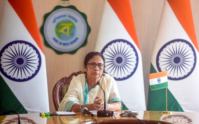 How greedy one is depends on the individual, Mamata Banerjee said in a program on teacher's day Mamata Banerjee: 'কে কতটা লোভী হবে, তা ব্যক্তির উপর নির্ভর করে', মত মমতার