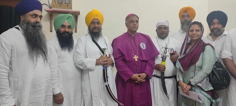 Bishop of Anglican Church held a meeting with Jathedar of Akal Takht, discussed the latest situation ਐਂਗਲੀਕਨ ਚਰਚ ਦੇ ਬਿਸ਼ਪ ਨੇ ਅਕਾਲ ਤਖ਼ਤ ਦੇ ਜਥੇਦਾਰ ਨਾਲ ਕੀਤੀ ਮੀਟਿੰਗ, ਈਸਾਈ ਧਰਮ ਦੇ ਪ੍ਰਚਾਰ 'ਤੇ ਕੀਤੀ ਗੱਲਬਾਤ