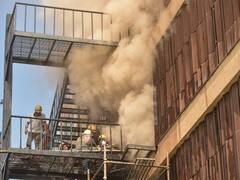 Lucknow Hotel Fire: धुंए का गुबार, पानी की बौछार, खिड़कियों को तोड़कर कुछ यूं बचाई लोगों की जिंदगी, देखें तस्वीरें