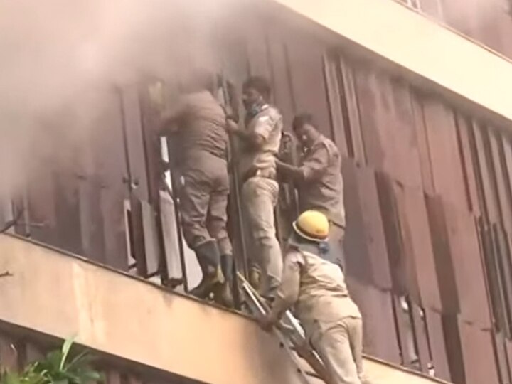 Levana Hotel Fire Hazratganj Lucknow Hotel Fire News Video Photo Reduce By  Breaking Emergency Exit | Lucknow Fire: लखनऊ के लेवाना होटल में भीषण आग,  तोड़ा गया इमरजेंसी गेट, खिड़कियों से निकाले