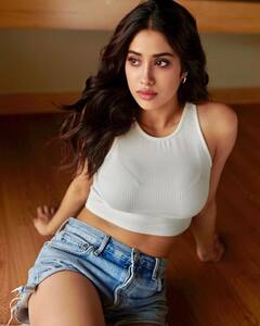 Janhvi Kapoor : அழகிய தீ ஜான்வி கபூரின் ரீசன்ட் க்ளிக்ஸ்!