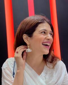 શ્રદ્ધા દાસનો વ્હાઈટ ડ્રેસમાં જોવા મળ્યો કાતિલ અંદાજ, જુઓ વાયરલ તસવીરો