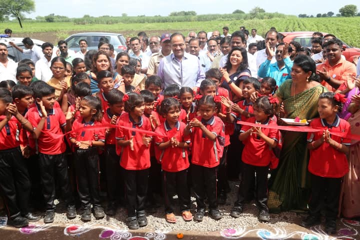 सुसज्ज असे वर्ग,खेळण्यासाठी मैदान अशा या निसर्गरम्य वातावरणातील शाळेचे आज लोकार्पण सोहळा पार पडला.