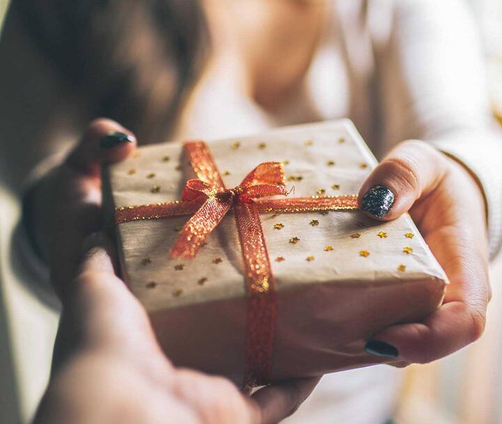 ਇਸ ਦਿਨ, ਵਿਦਿਆਰਥੀ ਸੰਦੇਸ਼, ਕਾਰਡ ਅਤੇ ਤੋਹਫ਼ੇ (Messages, Cards and Gifts) ਦੇ ਕੇ ਆਪਣੇ ਸਮਰਪਣ ਲਈ ਆਪਣੇ ਅਧਿਆਪਕਾਂ ਦਾ ਧੰਨਵਾਦ ਕਰਦੇ ਹਨ।