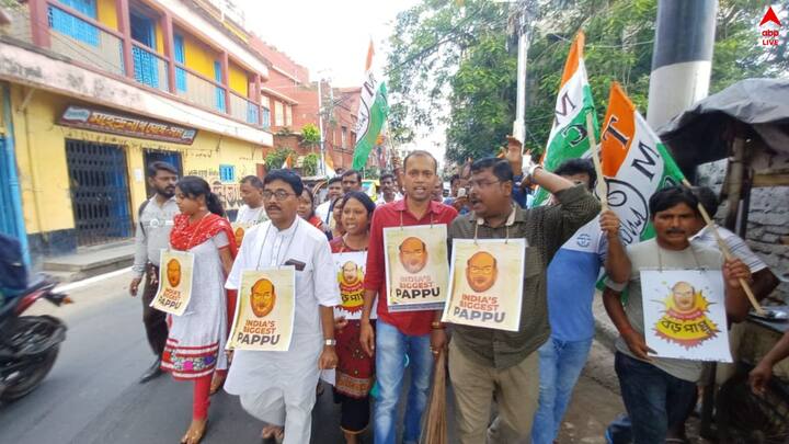 বিজেপির রাজ্য কমিটির সদস্য ভাস্কর ভট্টাচার্য বলেছেন,' তৃণমূল সারা পশ্চিমবঙ্গ জুড়ে এই ১১ বছর ধরে যেভাবে দুর্নীতি করেছে, সাধারণ মানুষ সেটা দেখছে। আর এদের এই দুর্নীতি যদি গঙ্গা জল দিয়ে ধুতে হয়, তাহলে আমার তো মনে হয়, শুধু আমাদের পশ্চিমবঙ্গের কেন, গঙ্গার জল যেখানে যেখানে আছে, সব শুকিয়ে যাবে।
