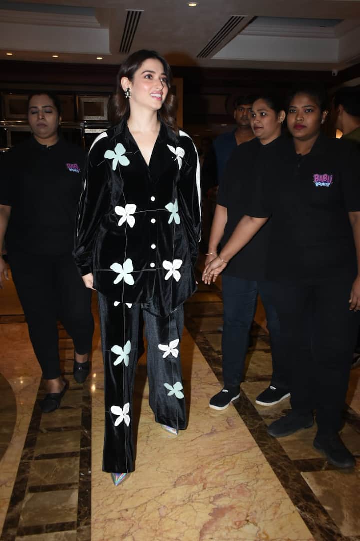 మిల్కీ బ్యూటీ తమన్నా సౌత్ టు నార్త్.. పలు భాషల్లో వరుస అవకాశాలను దక్కించుకుంటోంది.