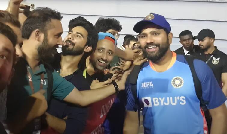 Rohit Sharma Jokes While Taking Selfie With 'Hand To Leave' Pak Fans, Video Goes Viral IND vs PAK: પાકિસ્તાની ફેન્સ સાથે સેલ્ફી લેતાં રોહિતે મજાકમાં કહ્યું - 'હાથ તો છોડો..', વીડિયો થયો વાયરલ