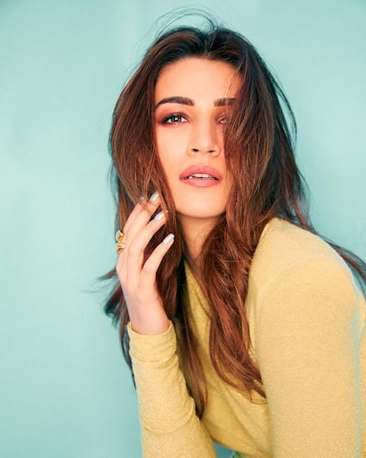 Kriti Sanon PHOTO: કૃતિ સેનન હંમેશા તેના અભિનયથી લોકોને દિવાના બનાવે છે, પરંતુ આ દિવસોમાં તેના સિઝલિંગ ફોટોશૂટ દરેકને દિવાના બનાવી દીધી છે.