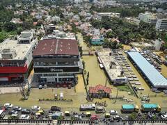 Bengaluru Rains: बेंगलुरु में भारी बारिश के बाद कई इलाकों में जाम, सड़कों पर चली नाव, देखें तस्वीरें
