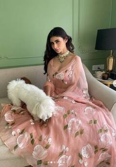 Mouni Roy: ਹਲਕੇ ਗੁਲਾਬੀ ਫਲੋਰਲ ਪ੍ਰਿੰਟਿਡ ਡਰੈੱਸ 'ਚ ਮੌਨੀ ਰਾਏ ਦਾ ਸ਼ਾਹੀ ਅੰਦਾਜ਼ ਦਿਲ ਜਿੱਤ ਲਵੇਗਾ