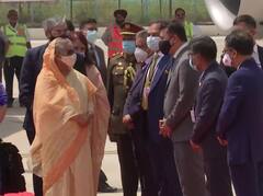 दिल्ली पहुंची बांगलादेश की प्रधानमंत्री शेख हसीना, एयरपोर्ट पर हुआ भव्य स्वागत, तस्वीरों में देखें