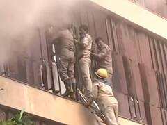 Levana Hotel Fire: लखनऊ के लेवाना होटल में लगी भीषण आग, दो की मौत, रेस्क्यू कर रस्सी के सहारे निकाले गए झुलसे लोग, देखें तस्वीरें