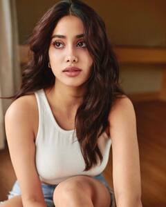 Janhvi Kapoor : बोल्ड अँड ब्युटीफुल, अभिनेत्री जान्हवी कपूरचा कातिल अंदाज