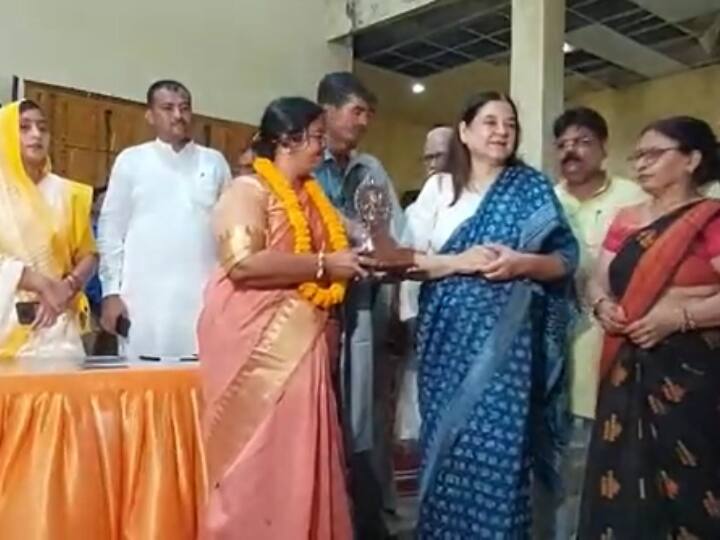 Teachers Day 2022 Maneka Gandhi reached Sultanpur honored teachers ANN Sultanpur News: सुल्तानपुर पहुंचीं सांसद मेनका गांधी ने शिक्षकों को किया सम्मानित, छात्राओं को बांटी साइकिल
