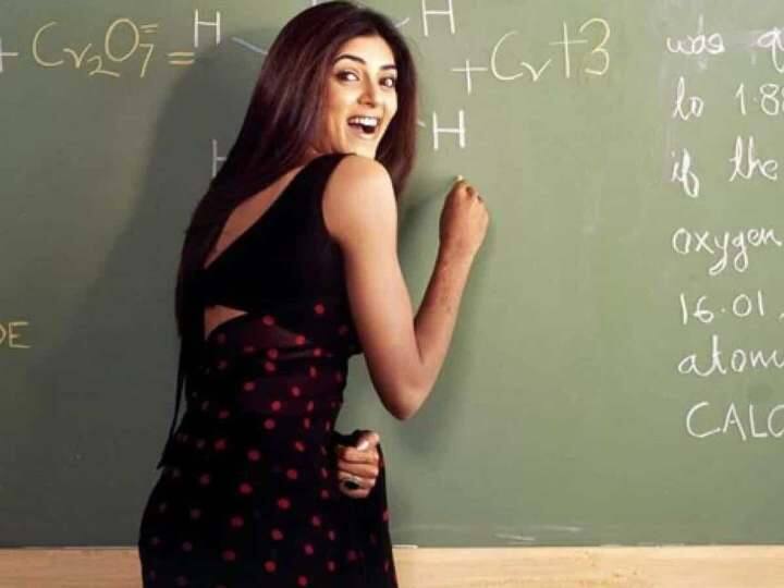 शाहरुख खान की सुपरहिट फिल्म ' मैं हूं ना' में मिस चांदनी का किरदार निभाकर सुष्मिता सेन हर स्टूडेंट की फेवरेट बन गईं. केमिस्ट्री टीचर के इस किरदार को कोई चाहकर भी नहीं भूल सकता.