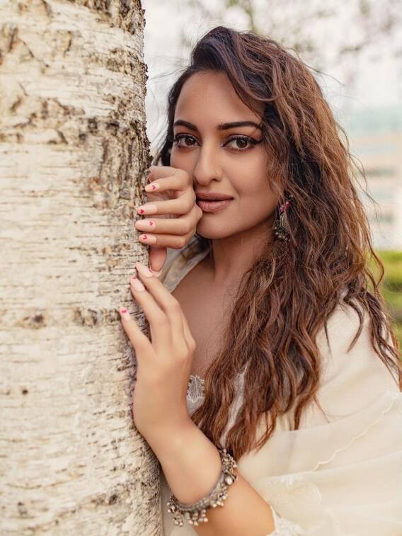 सोनाक्षी सिन्हा की मदमस्त अदाओं ने किया फैंस को मदहोश