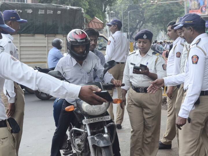 Mumbai traffic police will not be able to use their personal phone to do challan order issued Mumbai News: चालान काटने के लिए ट्रैफिक पुलिस नहीं कर सकेगी अपने निजी फोन का इस्तेमाल, आदेश जारी